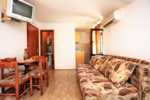 Studio (2 Adults) | Desk, soundproofing, iron/ironing board, free cots/infant beds - Simun Apartments (Kotor)