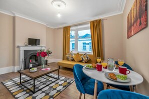Living area - The Selsdon Apartment (South Croydon)