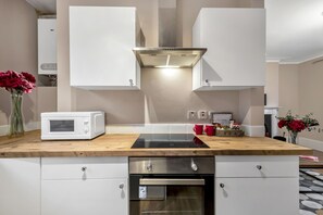 Apartamento superluxo | Cozinha privada | Geladeira, micro-ondas, fogão, cooktop