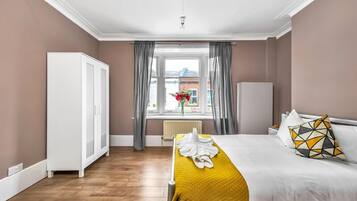 Luxury Apartment | Iron/ironing board, free WiFi, bed sheets