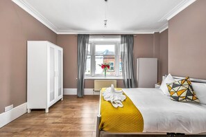 Luxury Apartment | Iron/ironing board, free WiFi, bed sheets