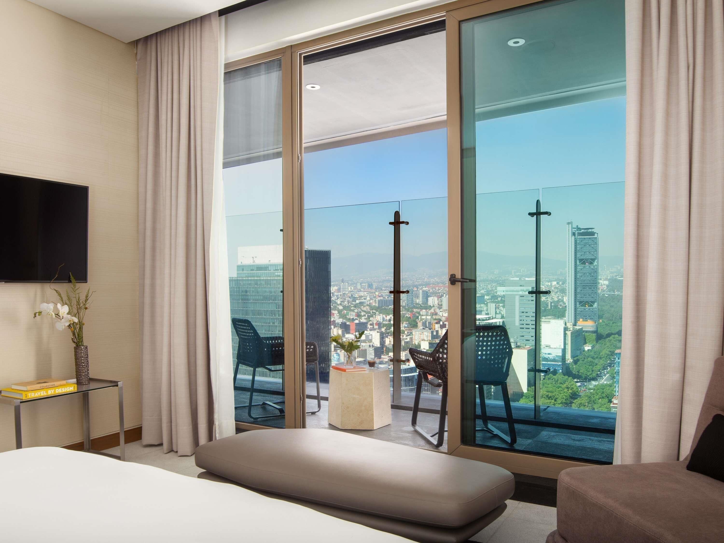 Prestige Terrace Suite Executive Floor, Club Millésime, 1 king bed, Angel of Independence view | Premium bedding, minibar, in-room safe, desk