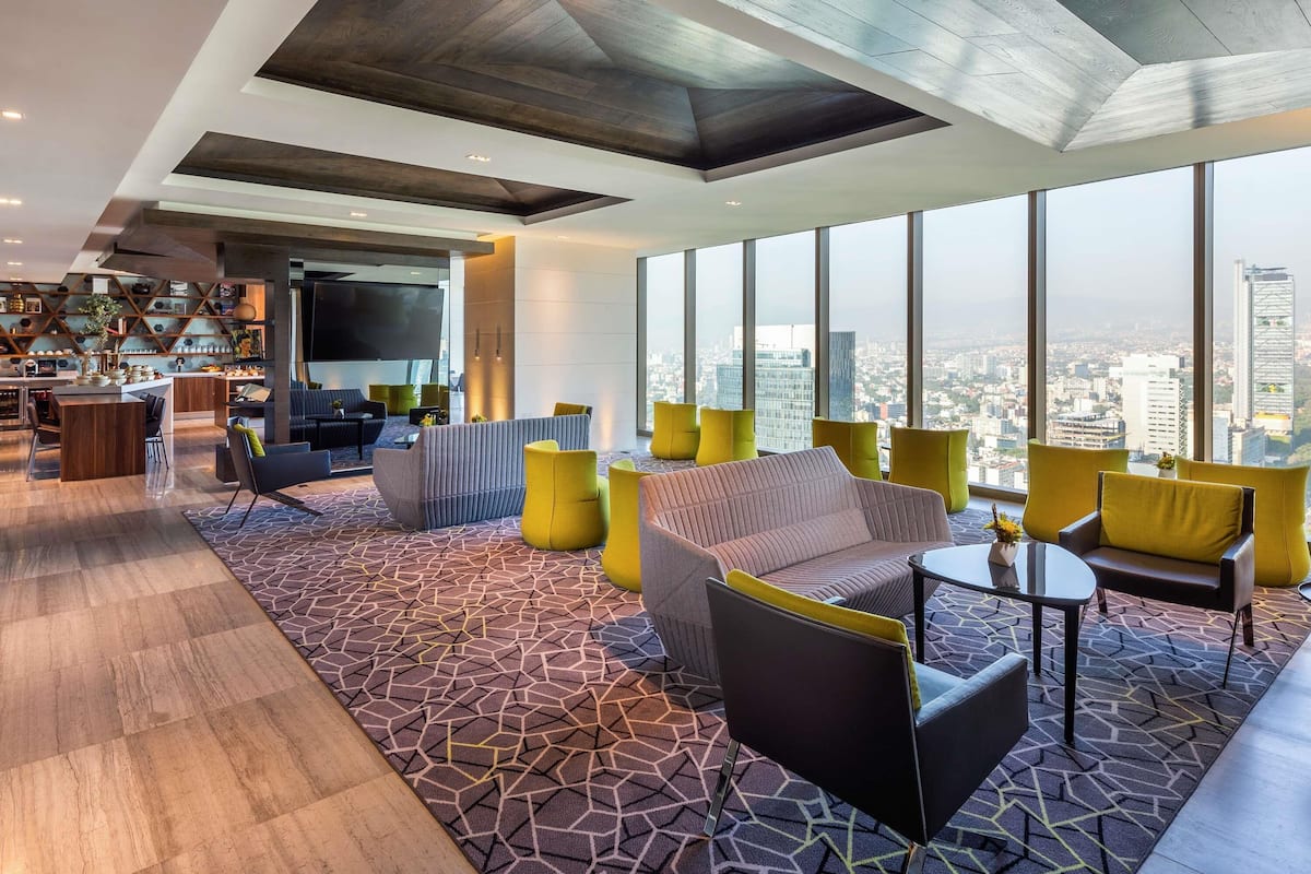 高級寝具、ミニバー、セーフティボックス (室内)、デスク