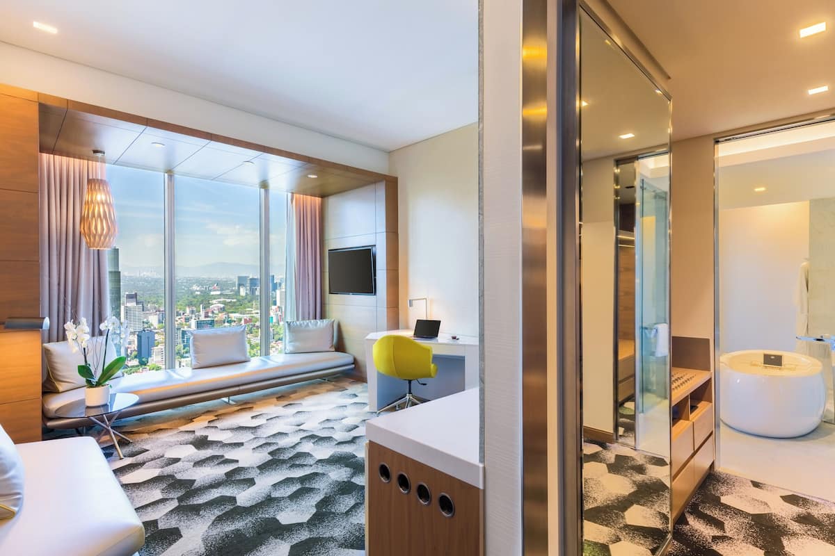 Suite, con acceso al salón lounge del club, piso ejecutivo (Prestige. Angel of Independence view) | Ropa de cama de alta calidad y minibar