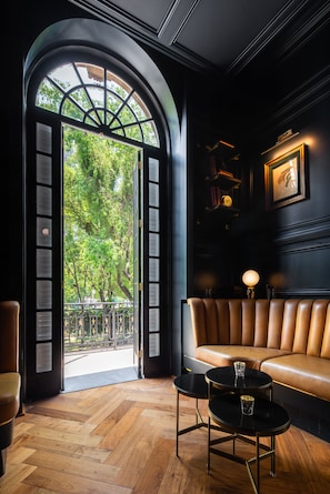 3 bars/lounges, rooftop bar, cocktail bar