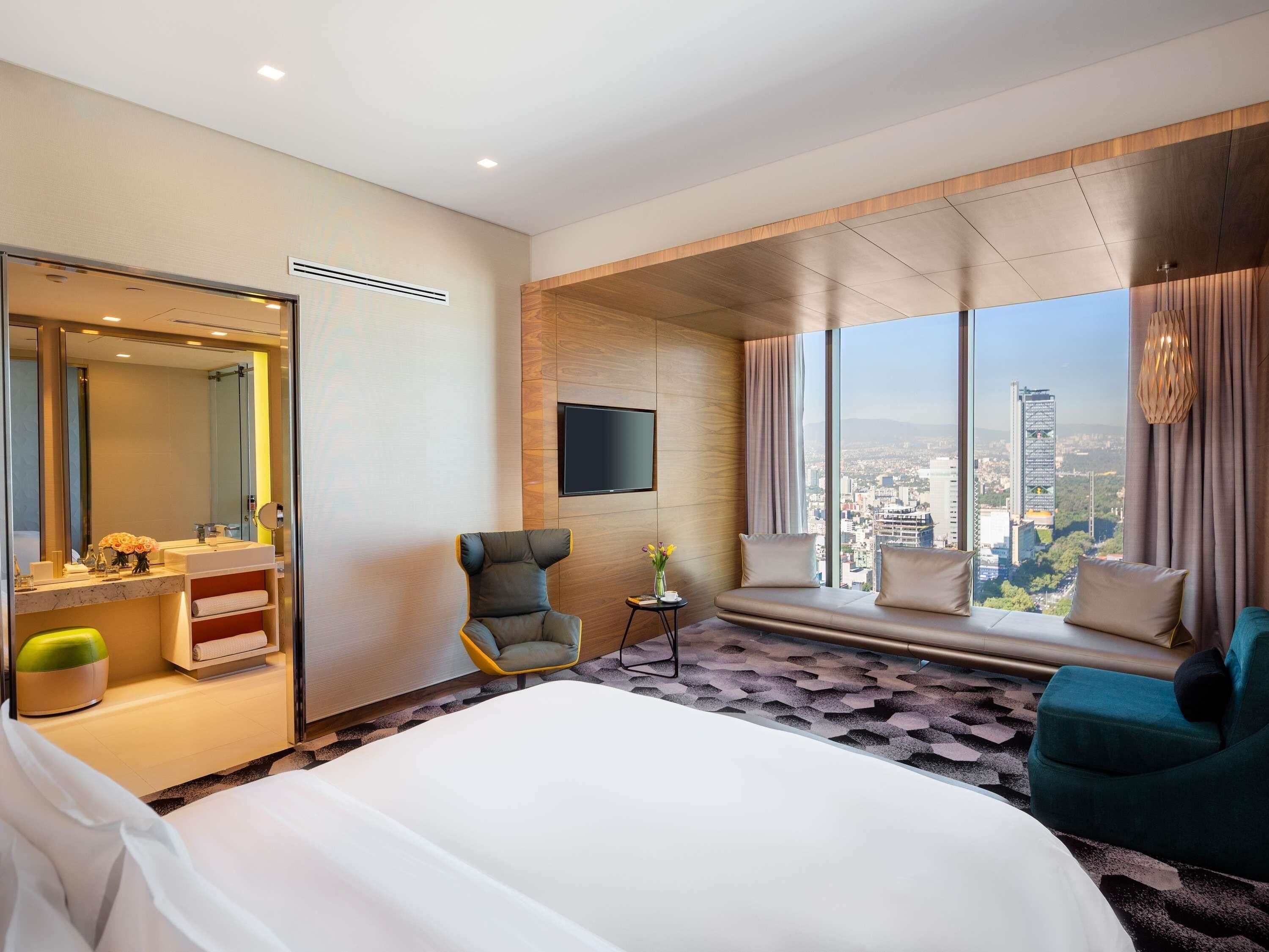 Suite – junior, 1 kingsize-seng, Club Lounge-tilgang, executive-nivå (Angel of Independence view) | Sengetøy av topp kvalitet, minibar, safe på rommet og skrivebord