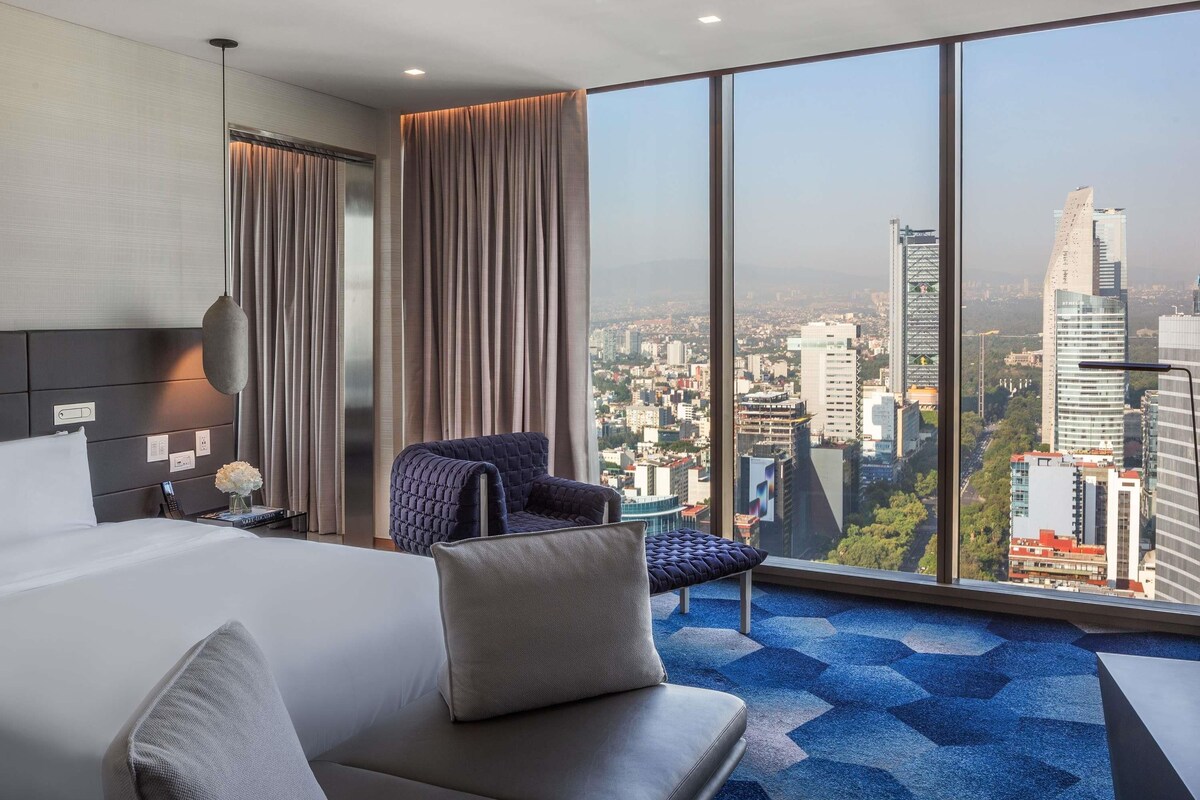 Suite, 1 kingsize bed, toegang tot de clublounge (Opera. Angel of Independence View) | Luxe beddengoed, een minibar, een kluis op de kamer, een bureau