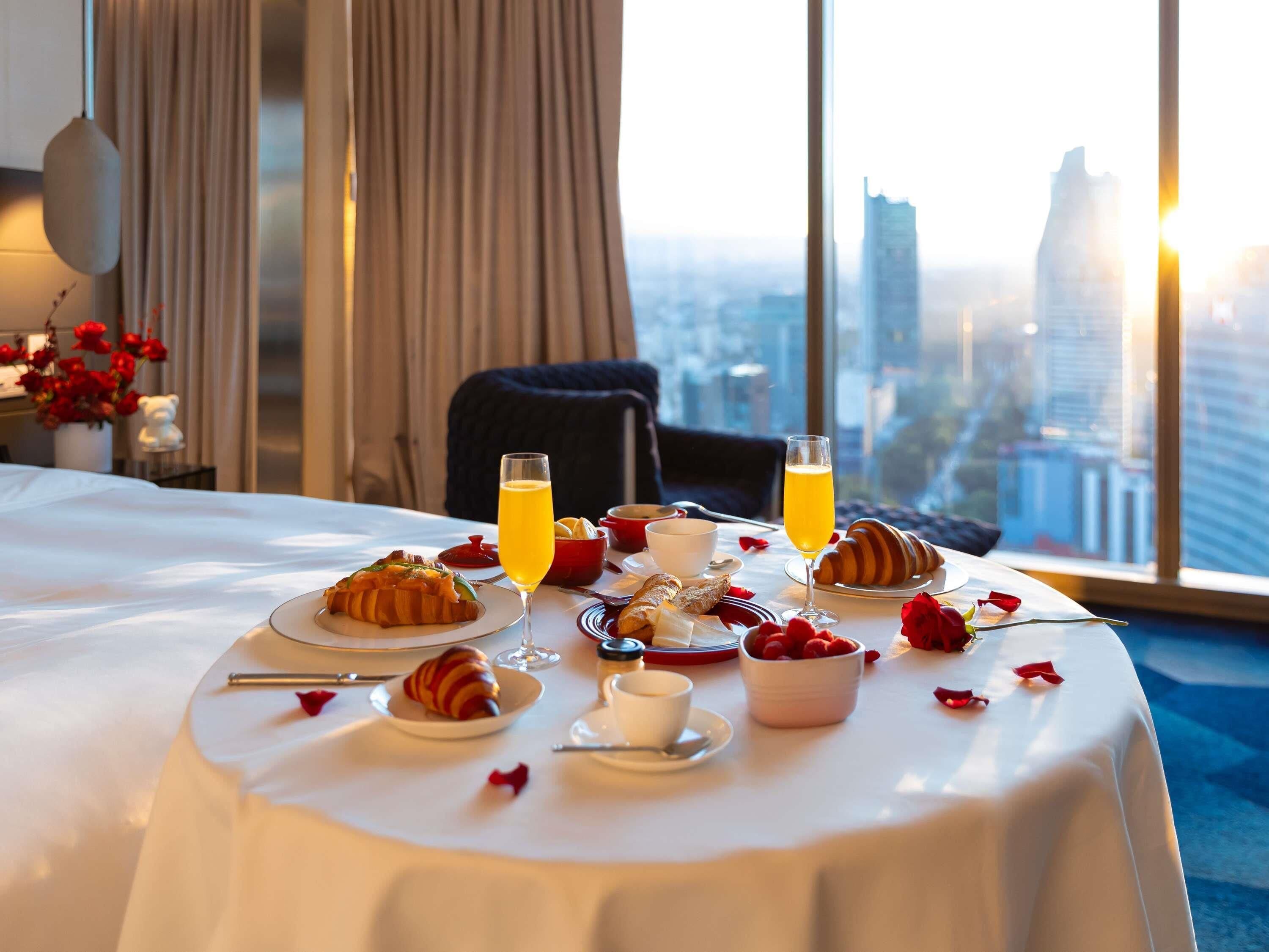 套房, 1 張特大雙人床, 可使用俱樂部酒廊 (Opera. Angel of Independence View) | 高級寢具、迷你吧、客房內保險箱、書桌