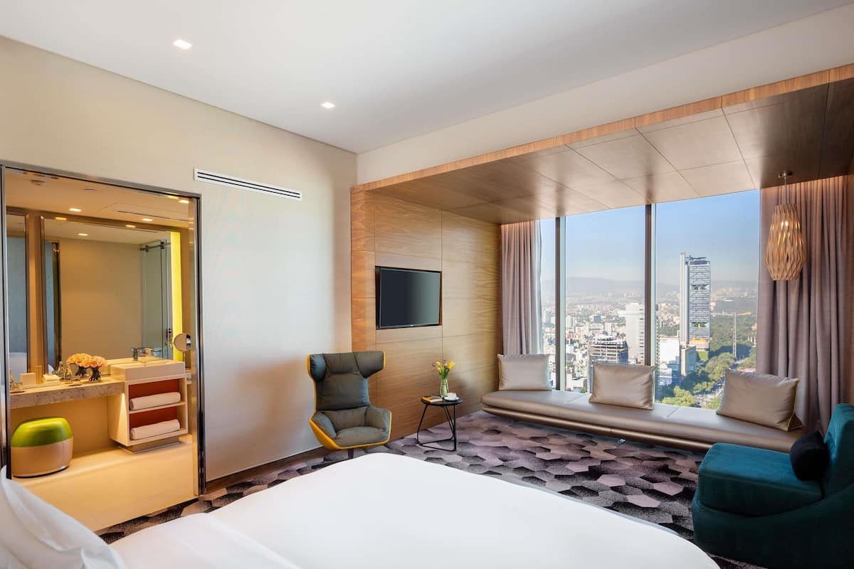 Suite Junior, 1 letto king, accesso al Club Lounge, al piano executive (Angel of Independence view) | Biancheria da letto di alta qualità, minibar, una cassaforte in camera