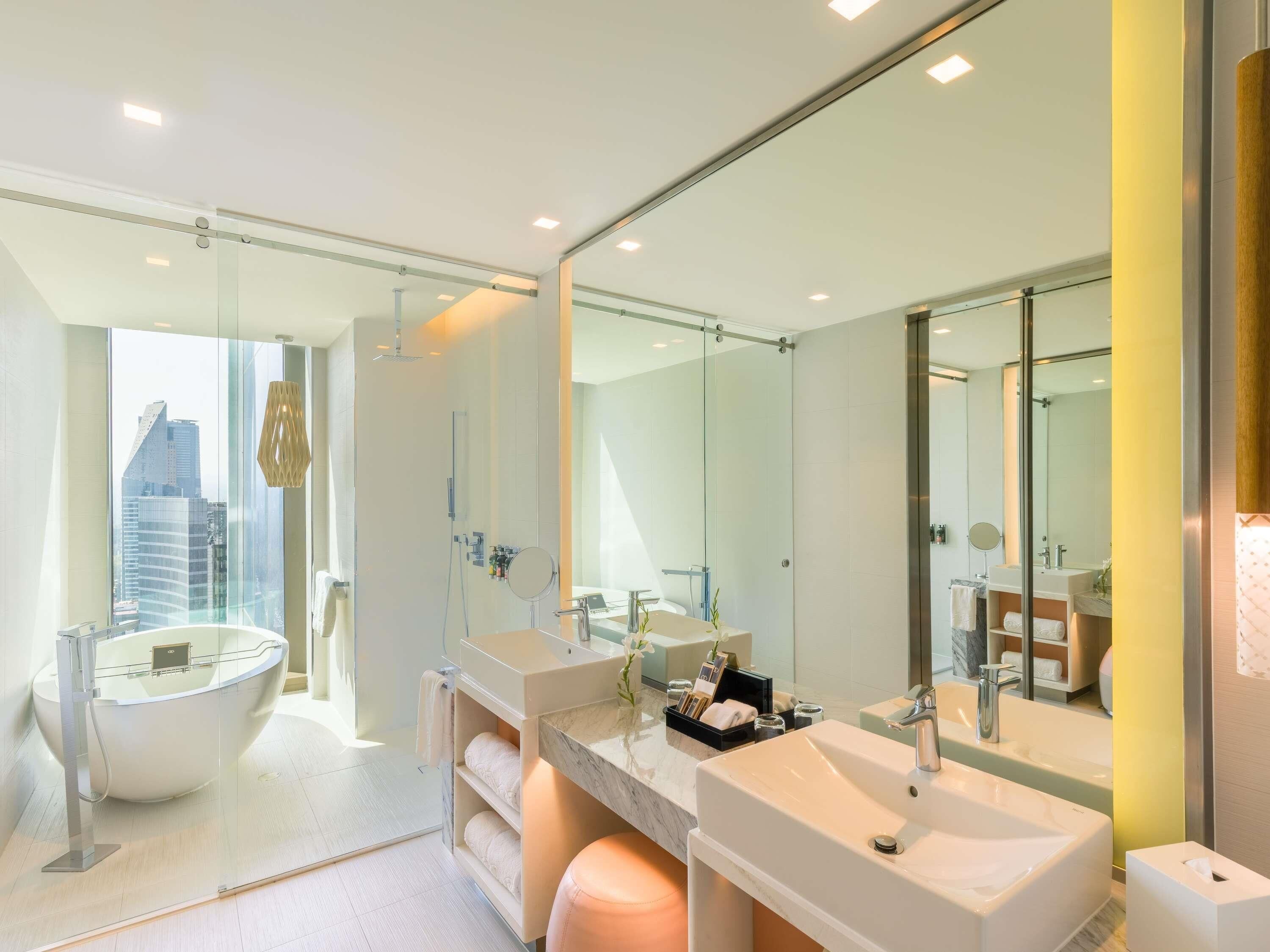 Articles de toilette de luxe, sèche-cheveux, peignoirs, chaussons