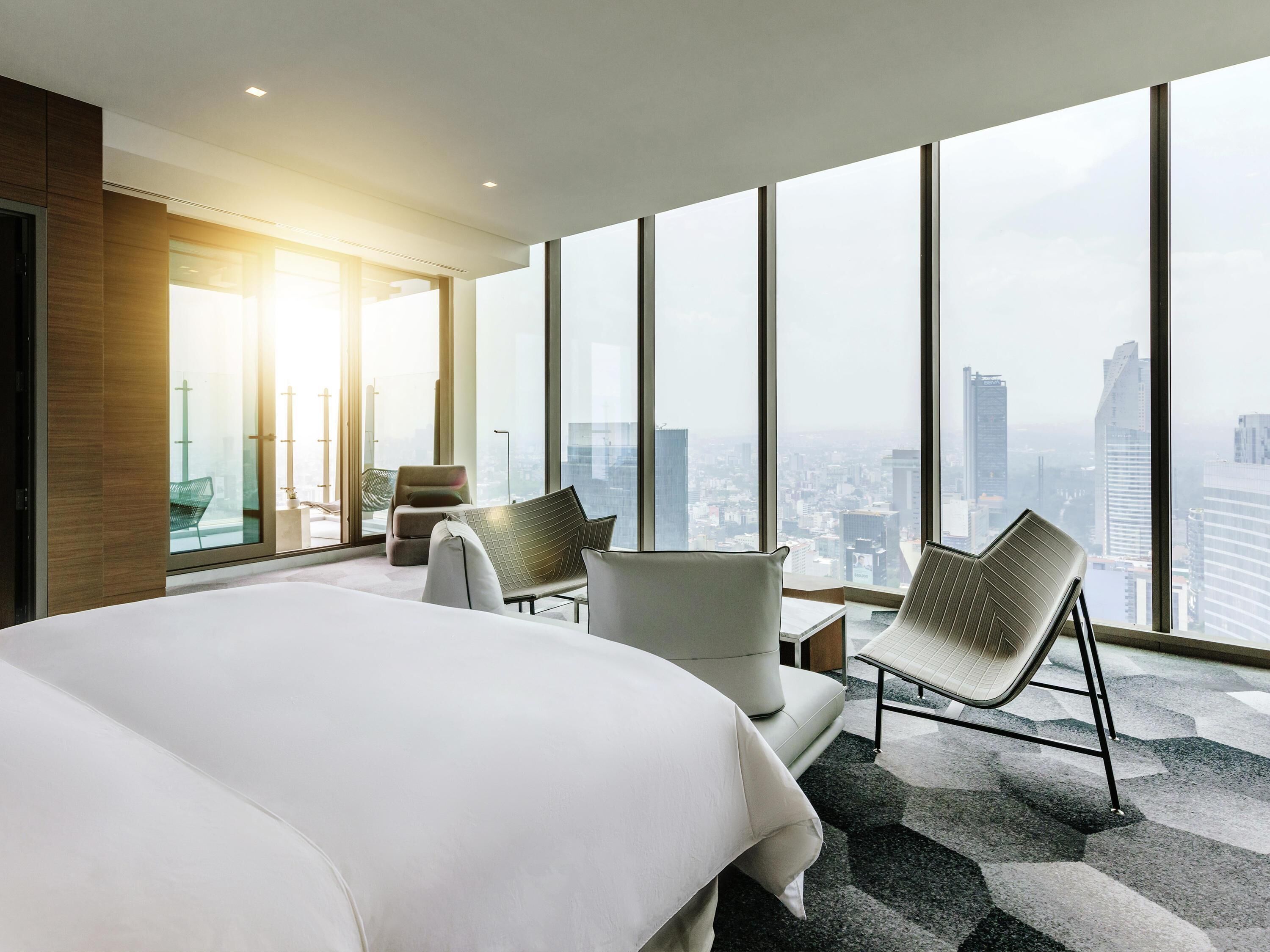 Suite, 1 cama de matrimonio grande, Acceso al salón del club (Imperial. Angel Independence View) | Ropa de cama de alta calidad, minibar, caja fuerte y escritorio
