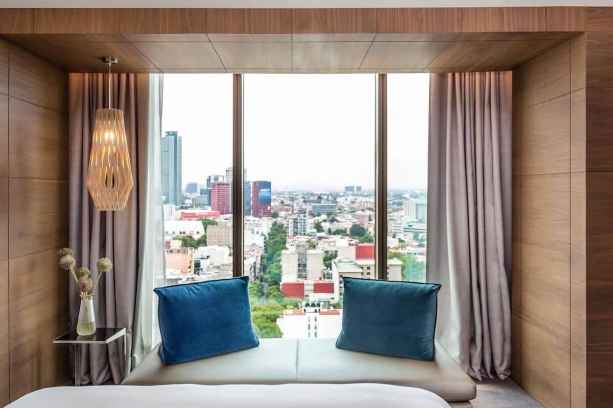 Chambre Luxe, 1 très grand lit, vue ville