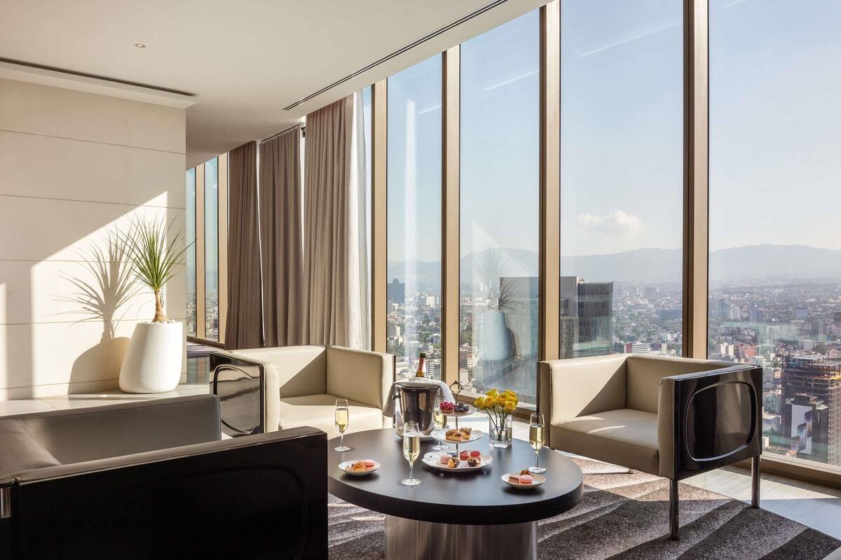 Phòng Suite, 1 giường cỡ king, quyền sử dụng Club Lounge (Imperial. Angel Independence View) | Bộ đồ giường cao cấp, minibar, két bảo mật tại phòng, bàn 