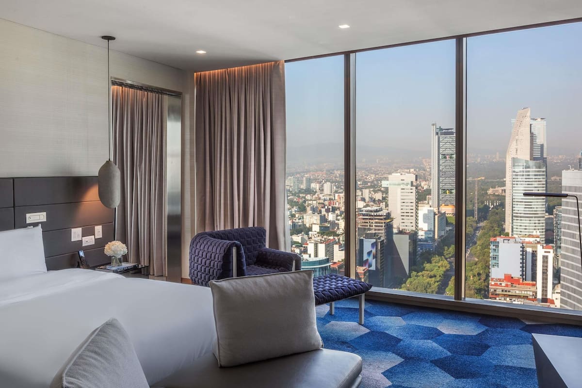 Suite, 1 King-Bett, Zutritt zur Club Lounge (Opera. Angel of Independence View) | Hochwertige Bettwaren, Minibar, Zimmersafe, Schreibtisch