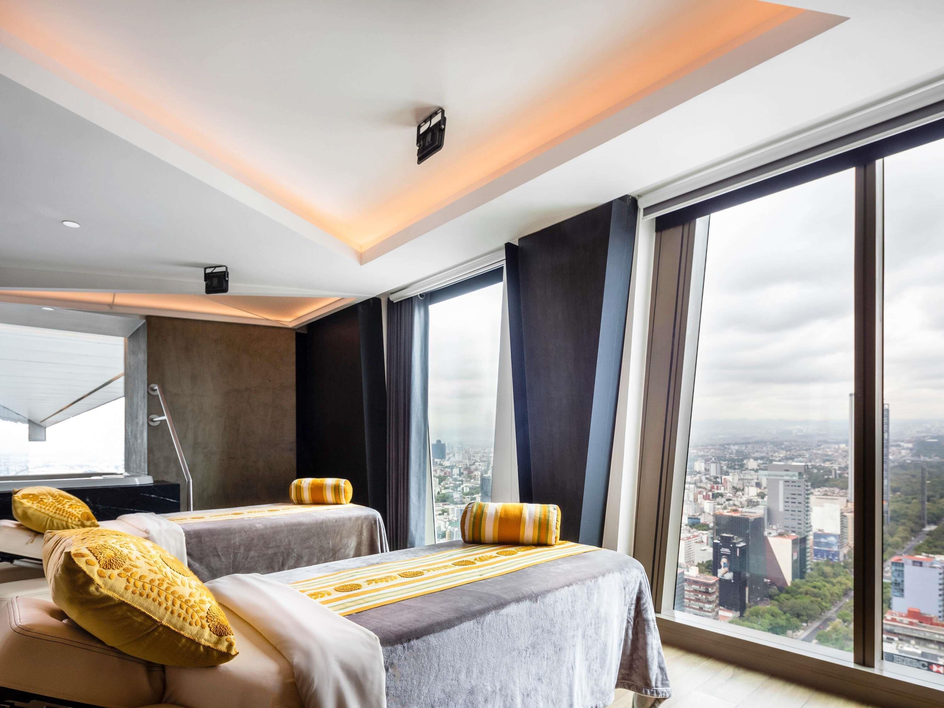 Couples treatment rooms, sauna, hot tub, body treatments, hydrotherapy