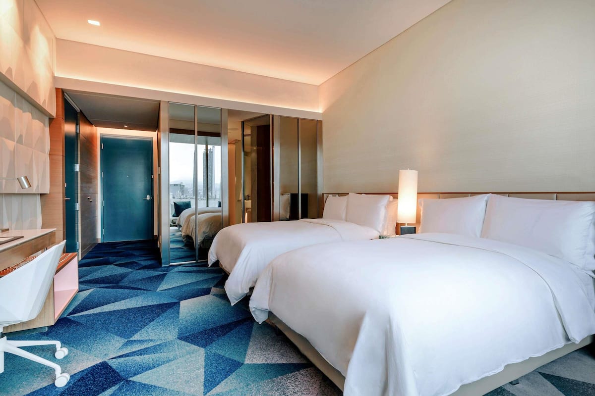 Ropa de cama de alta calidad y minibar