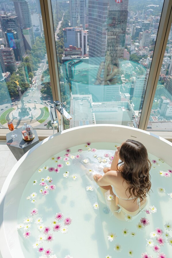 Suite, 1 très grand lit, accès au salon club (Opera. Angel of Independence View) | Vue de la chambre