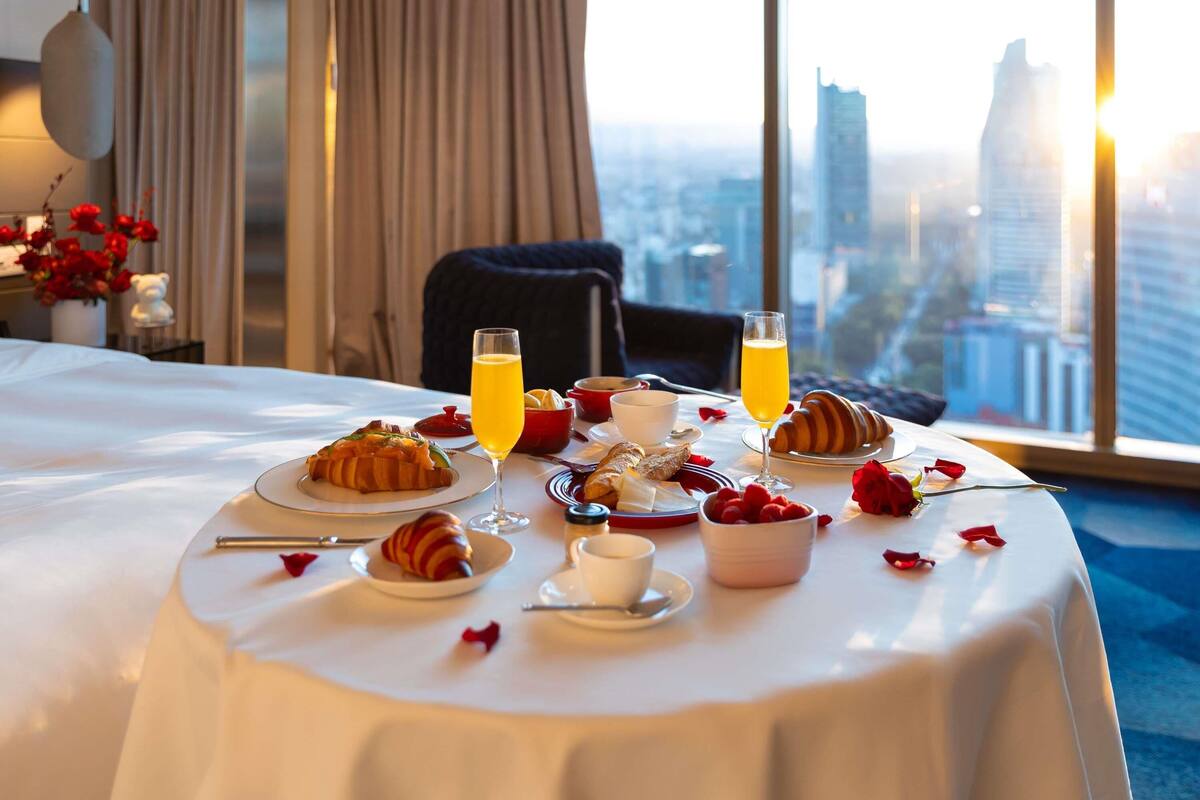 Phòng Suite, 1 giường cỡ king, quyền sử dụng Club Lounge (Opera. Angel of Independence View) | Bộ đồ giường cao cấp, minibar, két bảo mật tại phòng, bàn 