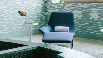 Salas de tratamiento para parejas, un sauna, una bañera de hidromasaje