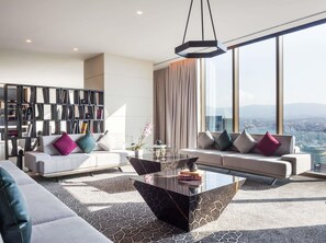 Suite, 1 King-Bett, Zutritt zur Club Lounge (Imperial. Angel Independence View) | Hochwertige Bettwaren, Minibar, Zimmersafe, Schreibtisch