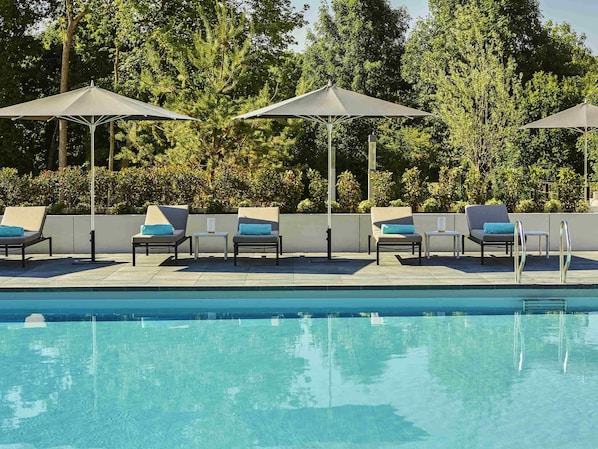 Alberca al aire libre por temporada y camastros