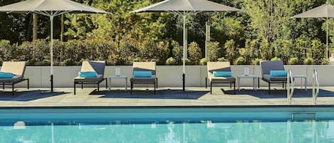 Piscine extérieure (ouverte en saison), chaises longues