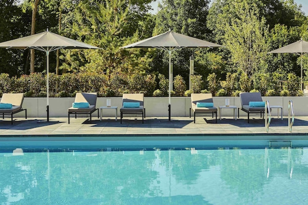 Seasonal outdoor pool, open 8:00 AM to 10:00 PM, pool loungers