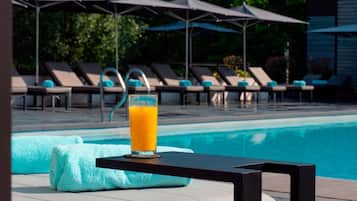Seasonal outdoor pool, open 8:00 AM to 10:00 PM, pool loungers