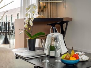 Junior-suite - 1 kingsize-seng med sovesofa (Patio View) | Premium-sengetøj, minibar, pengeskab på værelset, individuelt design