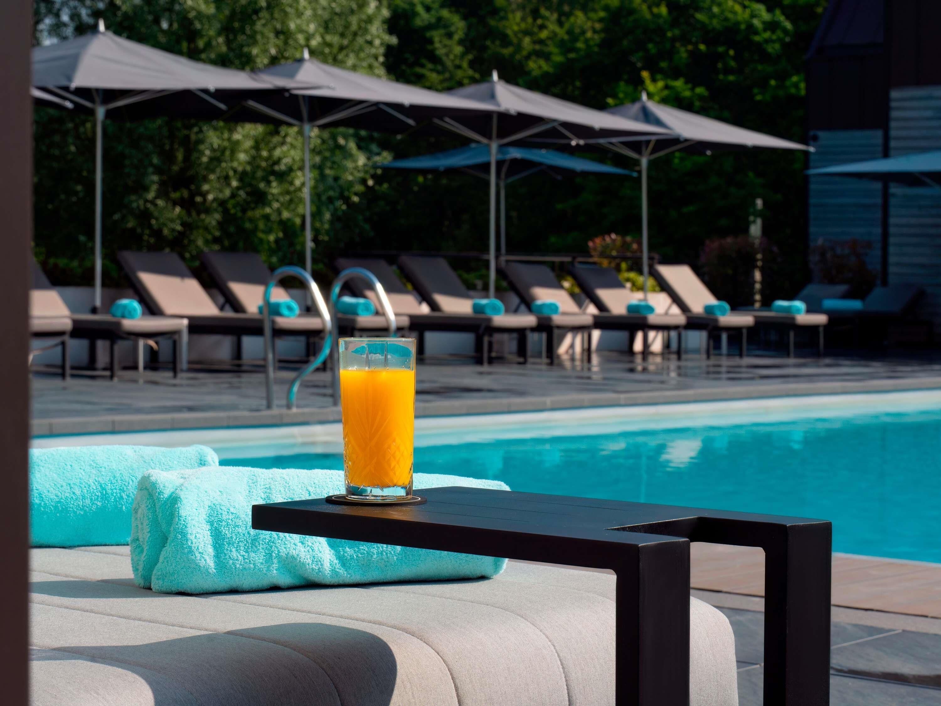 季節性室外游泳池，開放時間為 08:00 至 22:00，提供日光浴躺椅