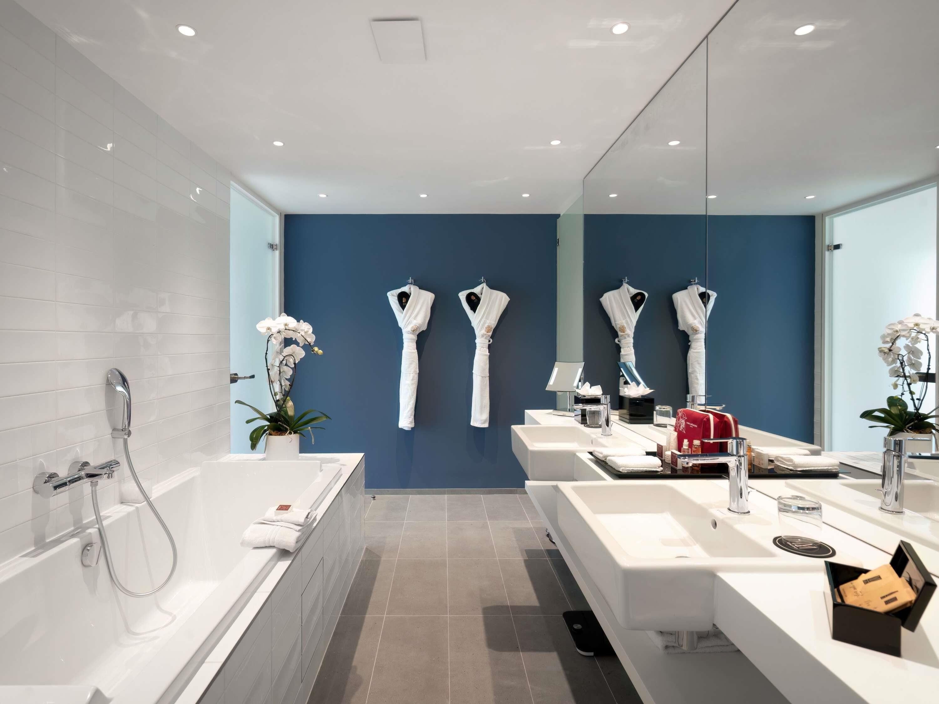 Juniorsvit - 1 kingsize-säng med bäddsoffa (Patio View) | Sängtillbehör av högsta kvalitet och minibar