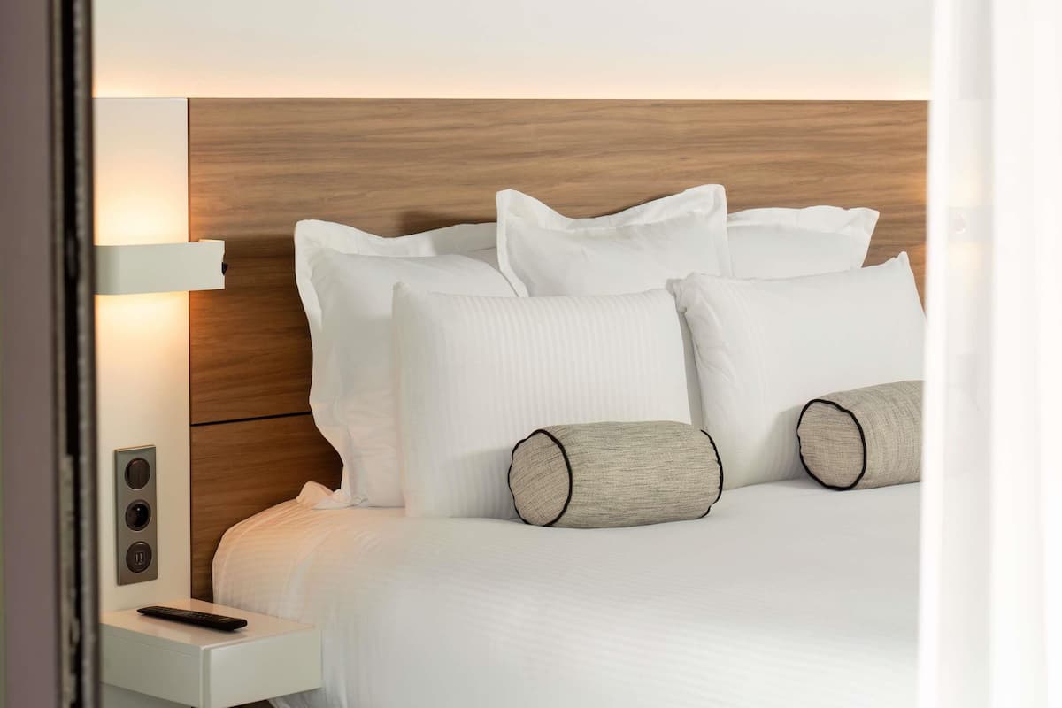 Luxe beddengoed, een minibar, een kluis op de kamer