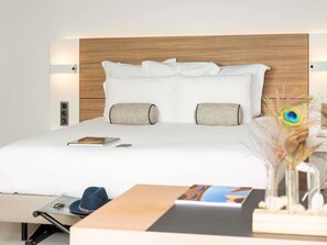 Sengetøy av topp kvalitet, minibar og safe på rommet