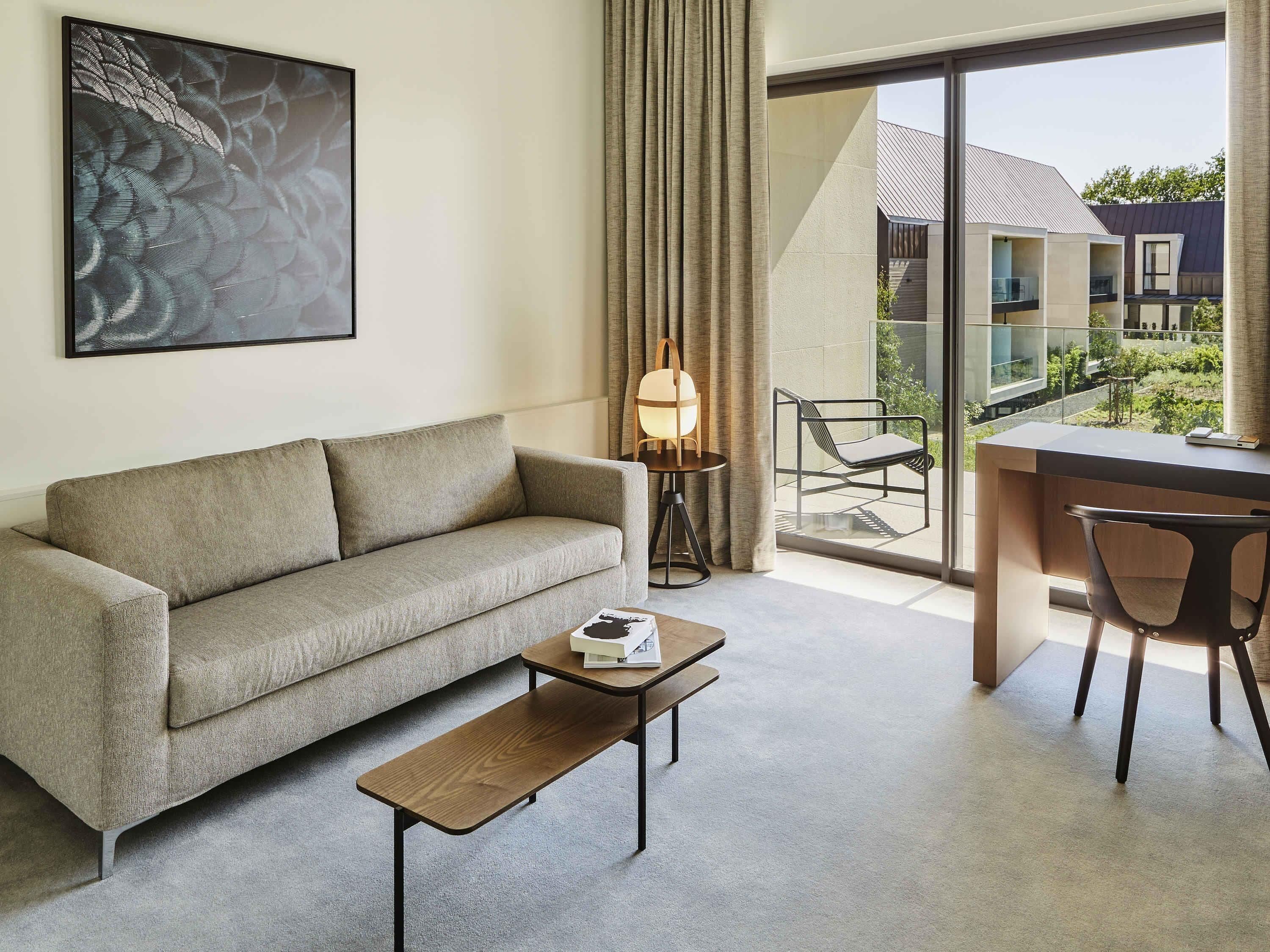 Deluxe Suite, 1 Katil Raja (King), Terrace (Patio View) | Peralatan tempat tidur premium, bar mini, peti besi dalam bilik 