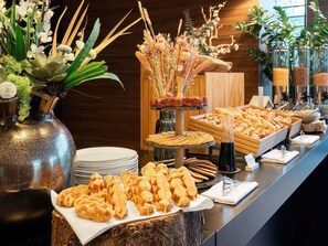 Colazione a buffet a pagamento, servita tutte le mattine 
