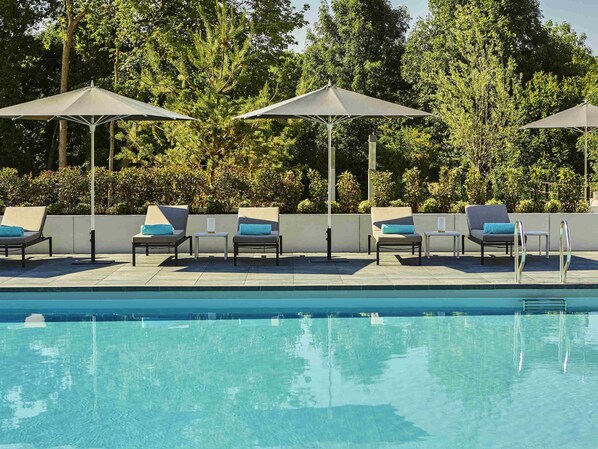 Seasonal outdoor pool, open 8:00 AM to 10:00 PM, sun loungers - Le Domaine des Vanneaux Golf & Spa L'Isle Adam - MGallery Collection (Presles)