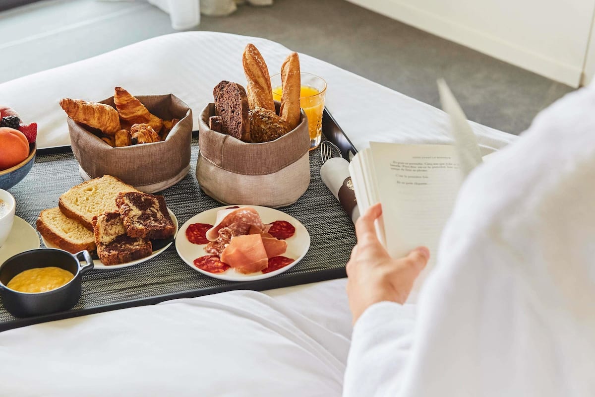 Bộ đồ giường cao cấp, minibar, két bảo mật tại phòng