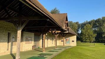 Indoor golf driving range