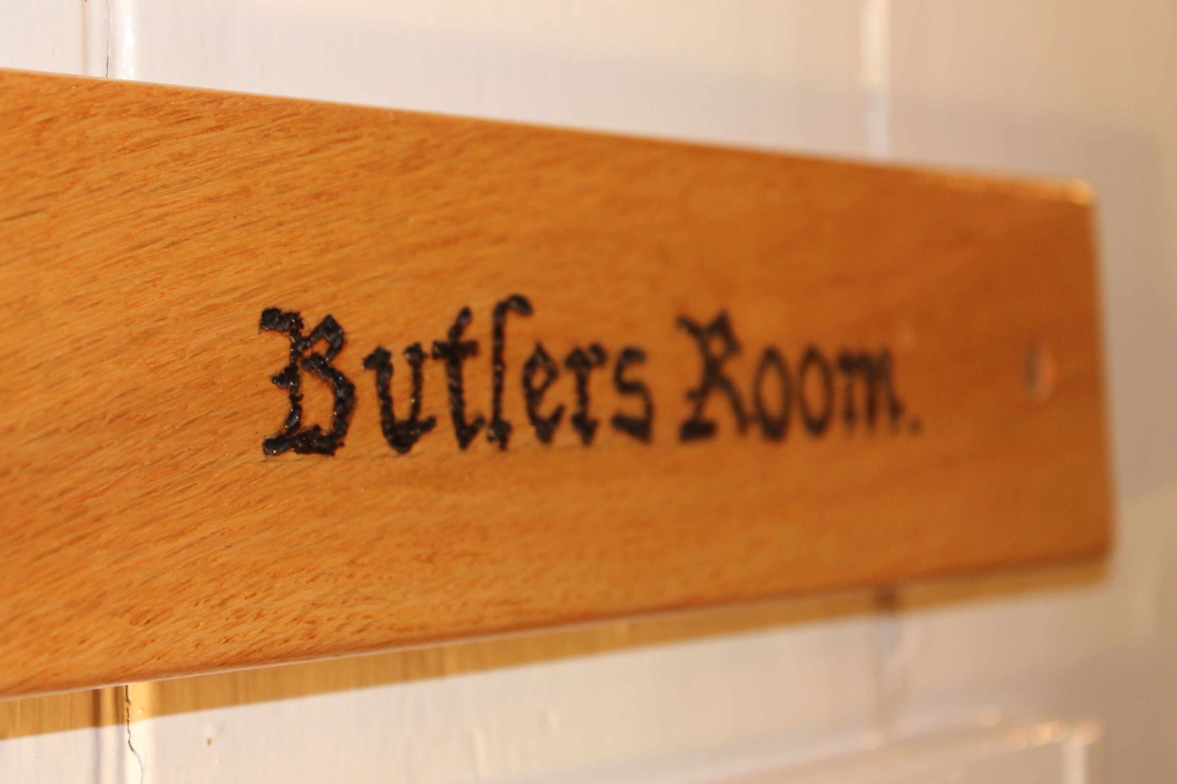 Un letrero de madera con el texto 'Butlers Room'.