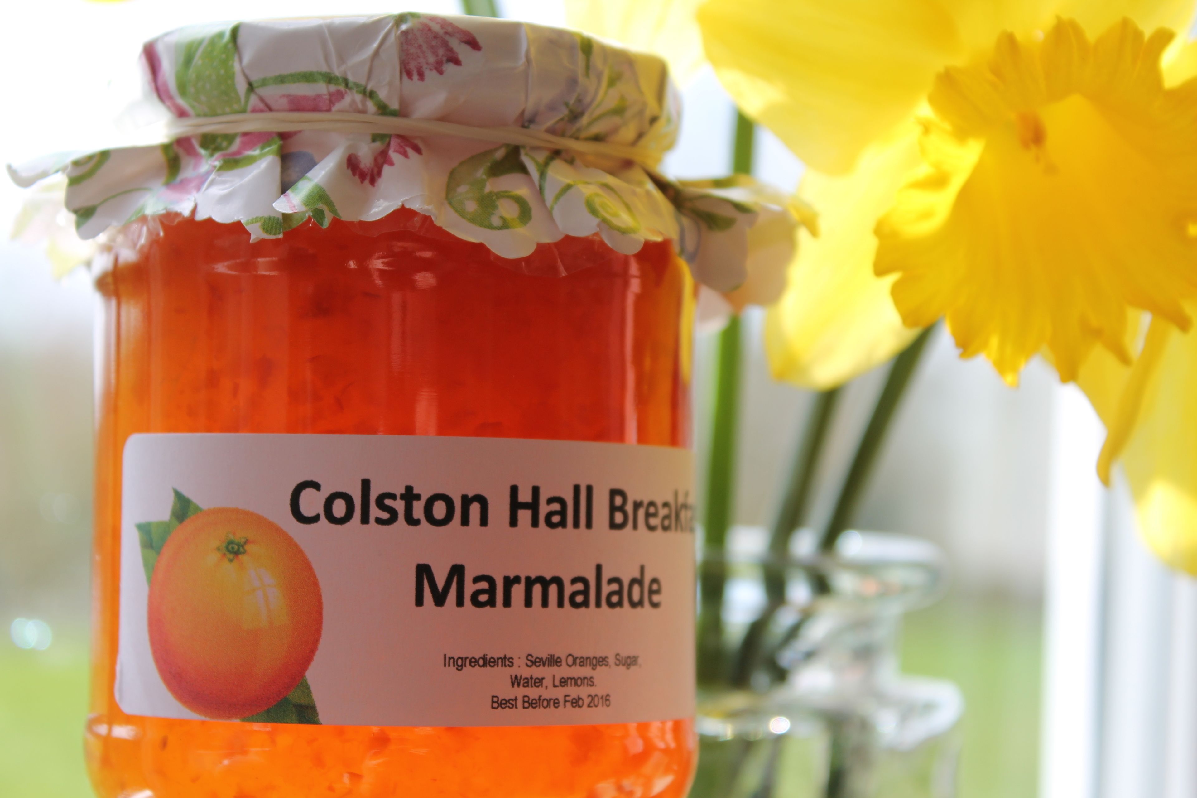 Un pot de confiture d’orange « Colston Hall Breakfast Marmalade », avec une étiquette indiquant la liste des ingrédients et la date limite de consommation.
