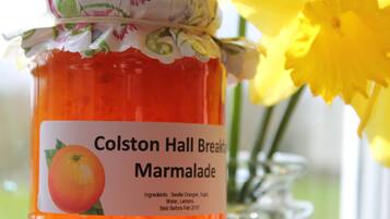 Un pot de confiture d’orange « Colston Hall Breakfast Marmalade », avec une étiquette indiquant la liste des ingrédients et la date limite de consommation.