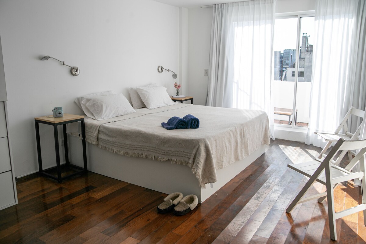 Suite estándar, 1 cama de matrimonio grande (6th Floor) | 1 dormitorio, caja fuerte, decoración individual y mobiliario individual