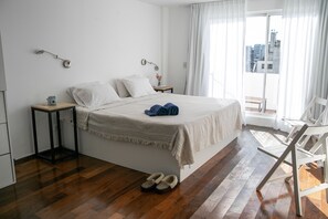 Suíte standard, 1 cama King (6th Floor) | 1 quarto, cofres nos quartos, individualmente decorados