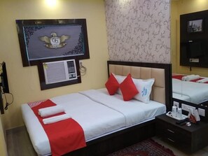 Deluxe Double Room, 1 King Bed, Non Smoking, City View | 2 bedrooms, in-room safe, desk, blackout curtains - Hotel O.P.S (Uluberiya)