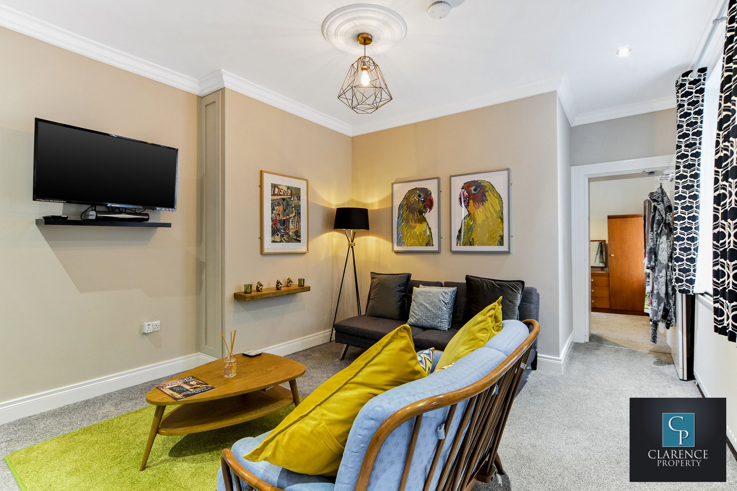 Snug at Clarence - Near Museum of Free Derry and Bloody Sunday Memorial