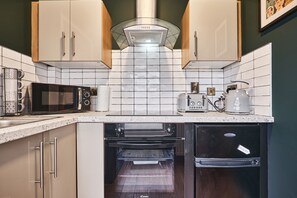 1 habitación, decoración personalizada y muebles diferentes 