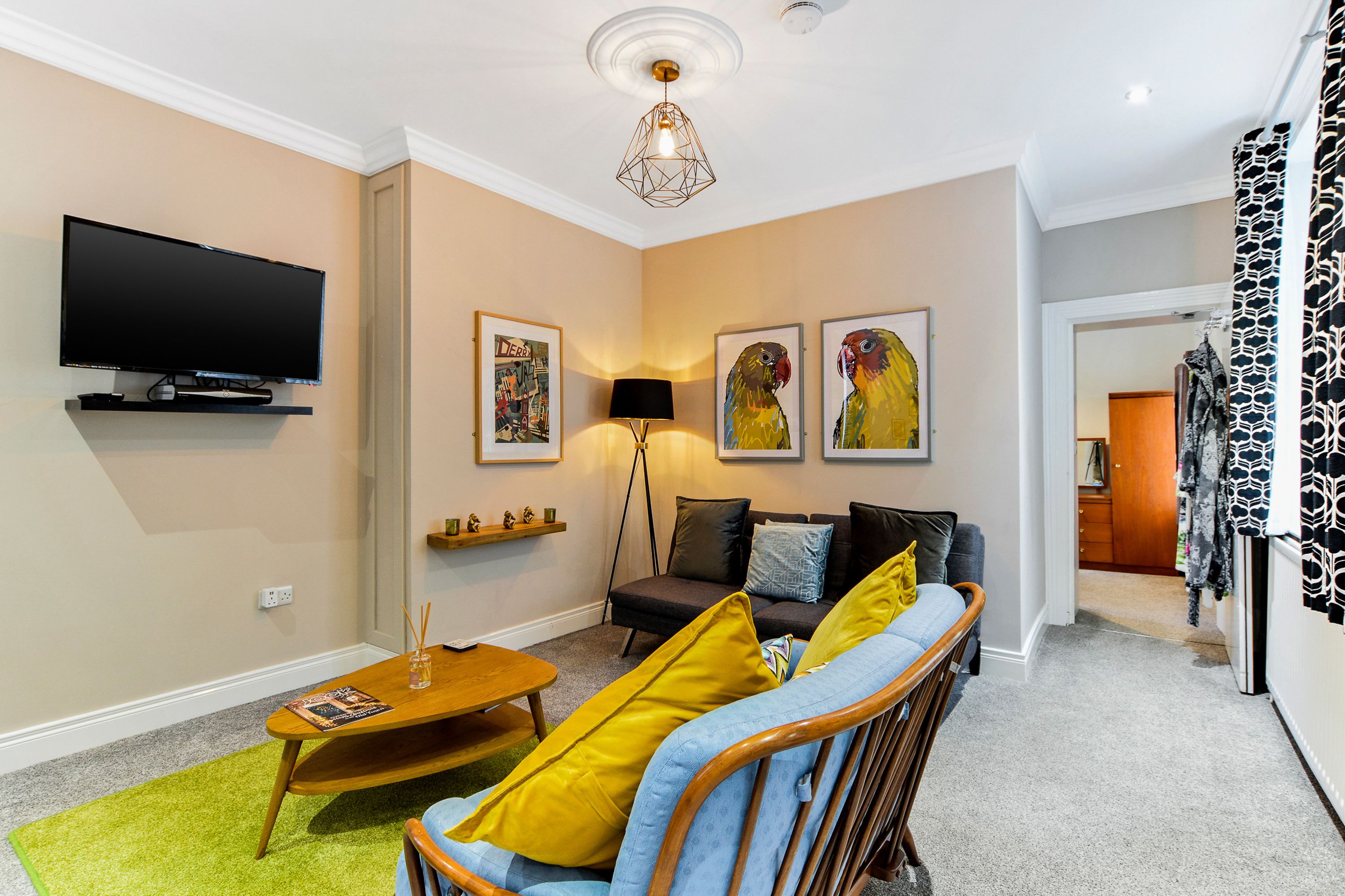 Snug at Clarence - Near Museum of Free Derry and Bloody Sunday Memorial