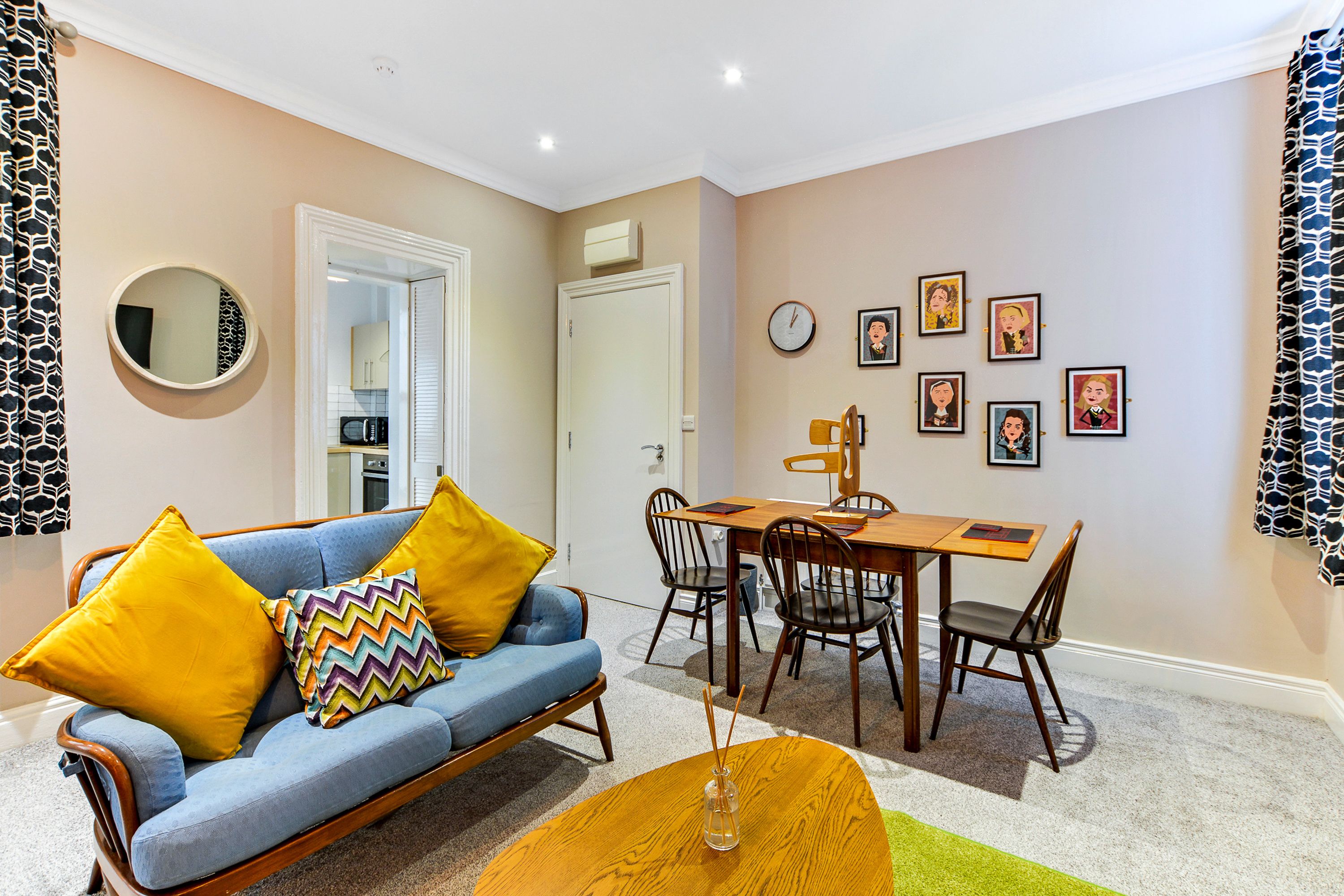 Snug at Clarence - Near Museum of Free Derry and Bloody Sunday Memorial