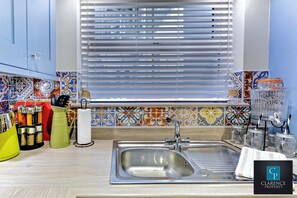 1 sovrum, individuell inredning, unika möbler och strykjärn/strykbräda