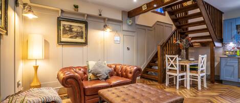 Living area | Flat-screen TV, Netflix